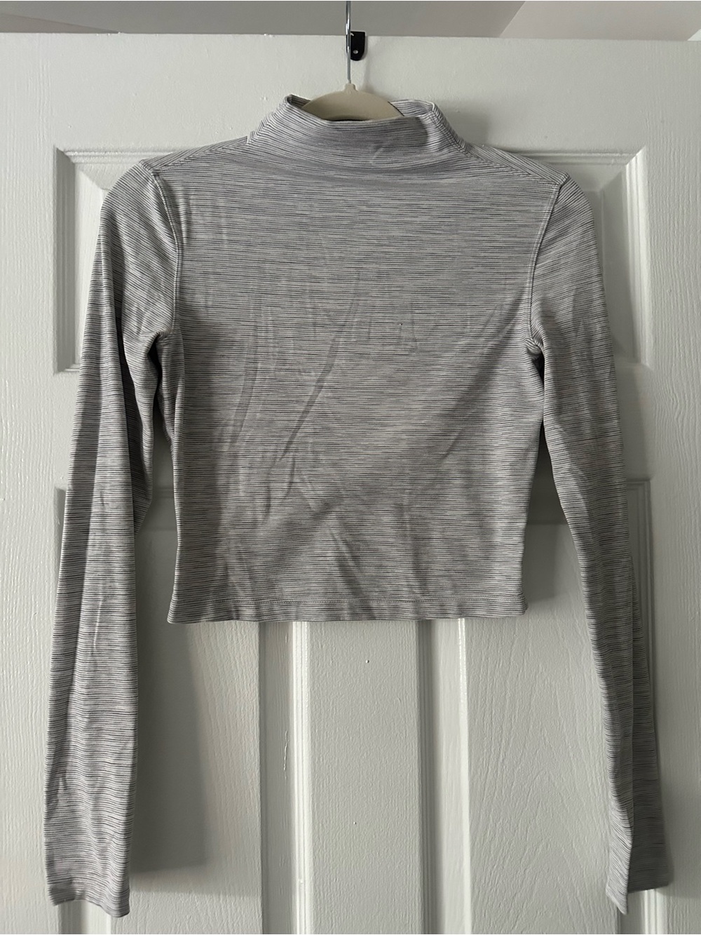 lululemon athletica fitted white and gray Long-Sleeve Mock Neck Crop Top